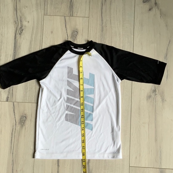 Boys 3/4 sleeve Nike swim shirt - Picture 2 of 6